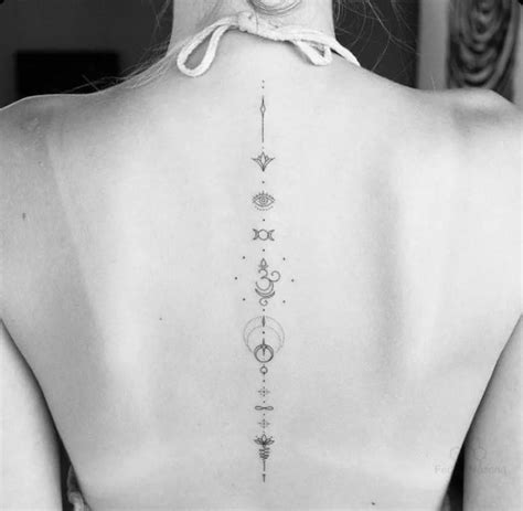 20 idées de tatouages sur la colonne vertébrale pour femme